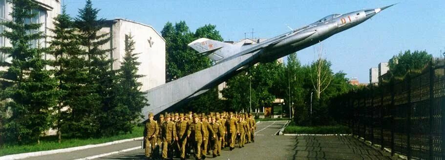 Учебные авиационные полки. 713 уап армавир. Авиационные вымпелы. Су-7 истребитель. Барнаульское вваул им главного маршала авиации к а вершинина.