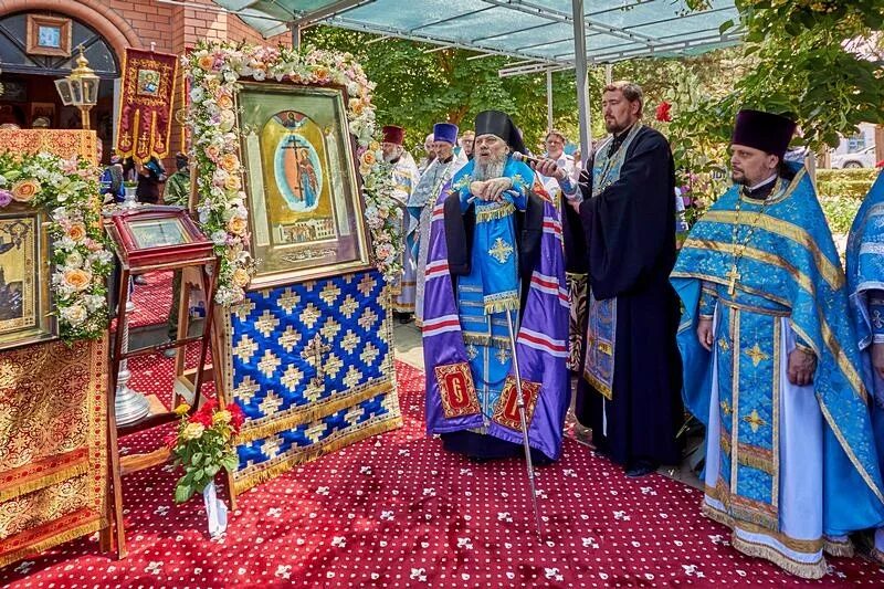 Как прославляют святых