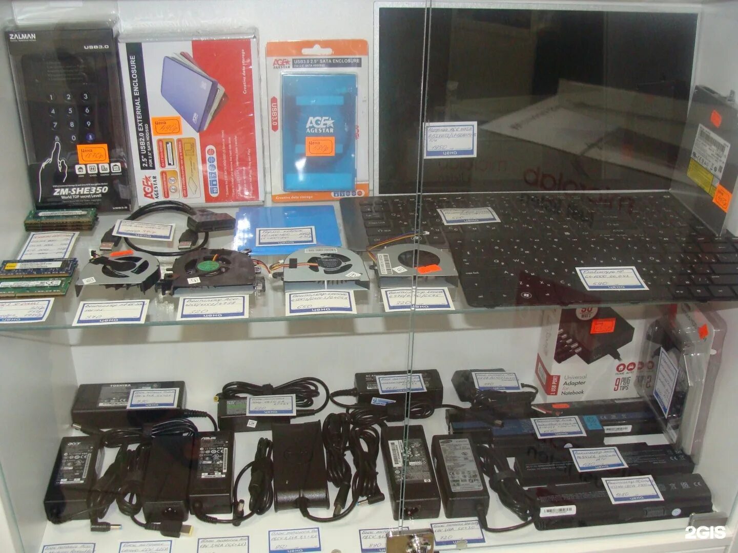 много компьютерного железа. магазин бу комплектующих. склад комплектующих для компьютеров. склад компьютеров. комиссионный магазин компьютеры.