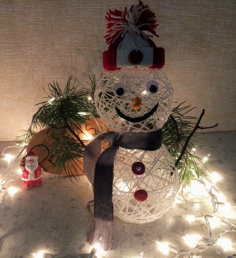 Поделка снеговик. Снеговик из ниток. Снеговик из ниток и клея. Новогодняя поделка Снеговик из ниток. Снеговик из ниток и шарика.
