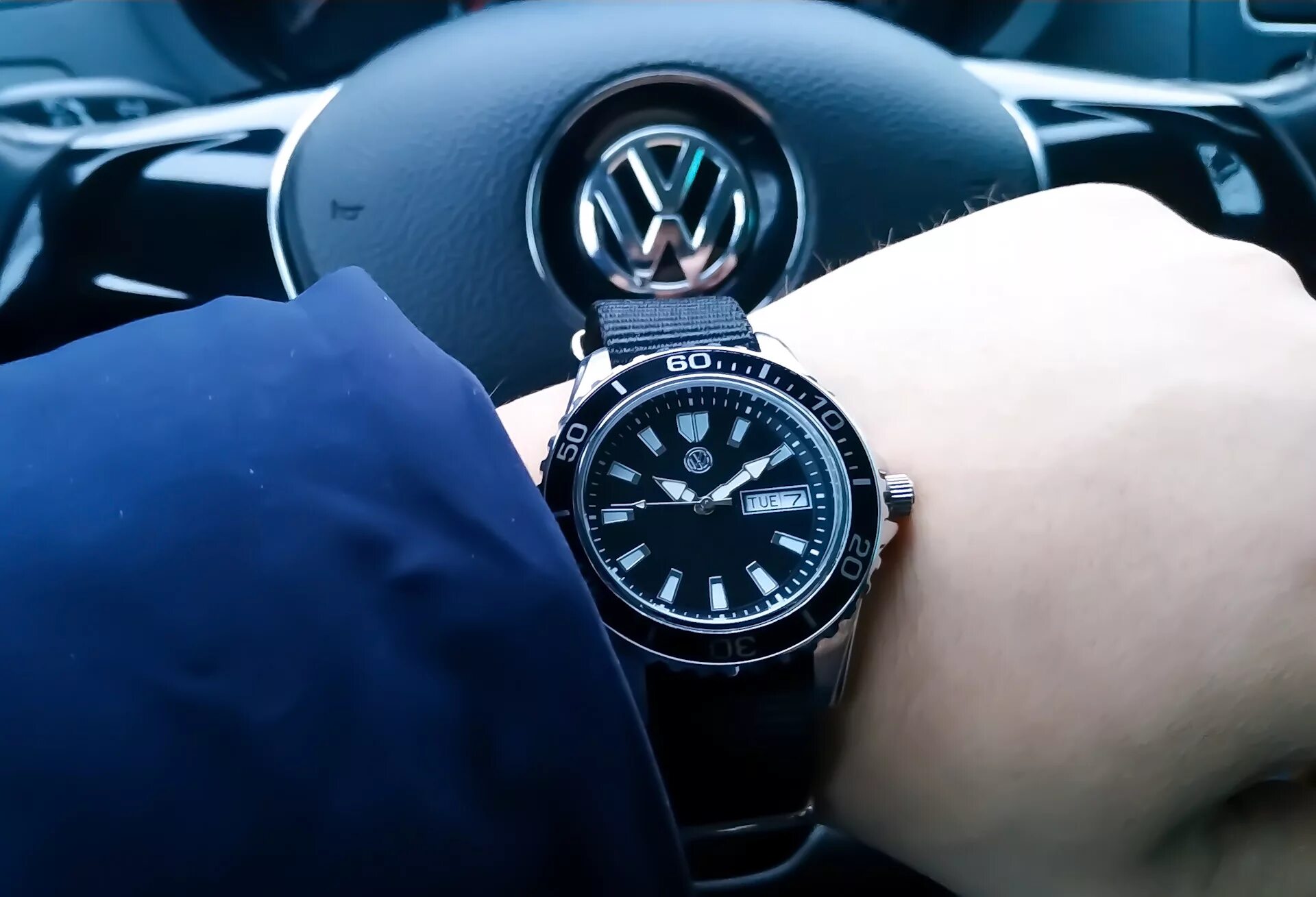 Часы volkswagen. Наручные часы Volkswagen 5td050800. Мужские часы VW 33d050800a. Наручные часы Volkswagen 5g0050800041. Часы Volkswagen мужские наручные.