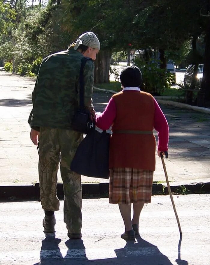 Хорошо люди помогают