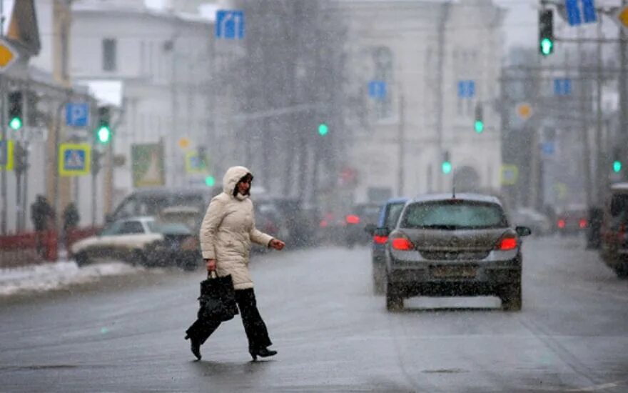 Пешеход перебегает дорогу. Пешеходы зима нарушение. Человек перебегает дорогу. Люди перебегают дорогу зимой. Переходит дорогу в неположенном месте.