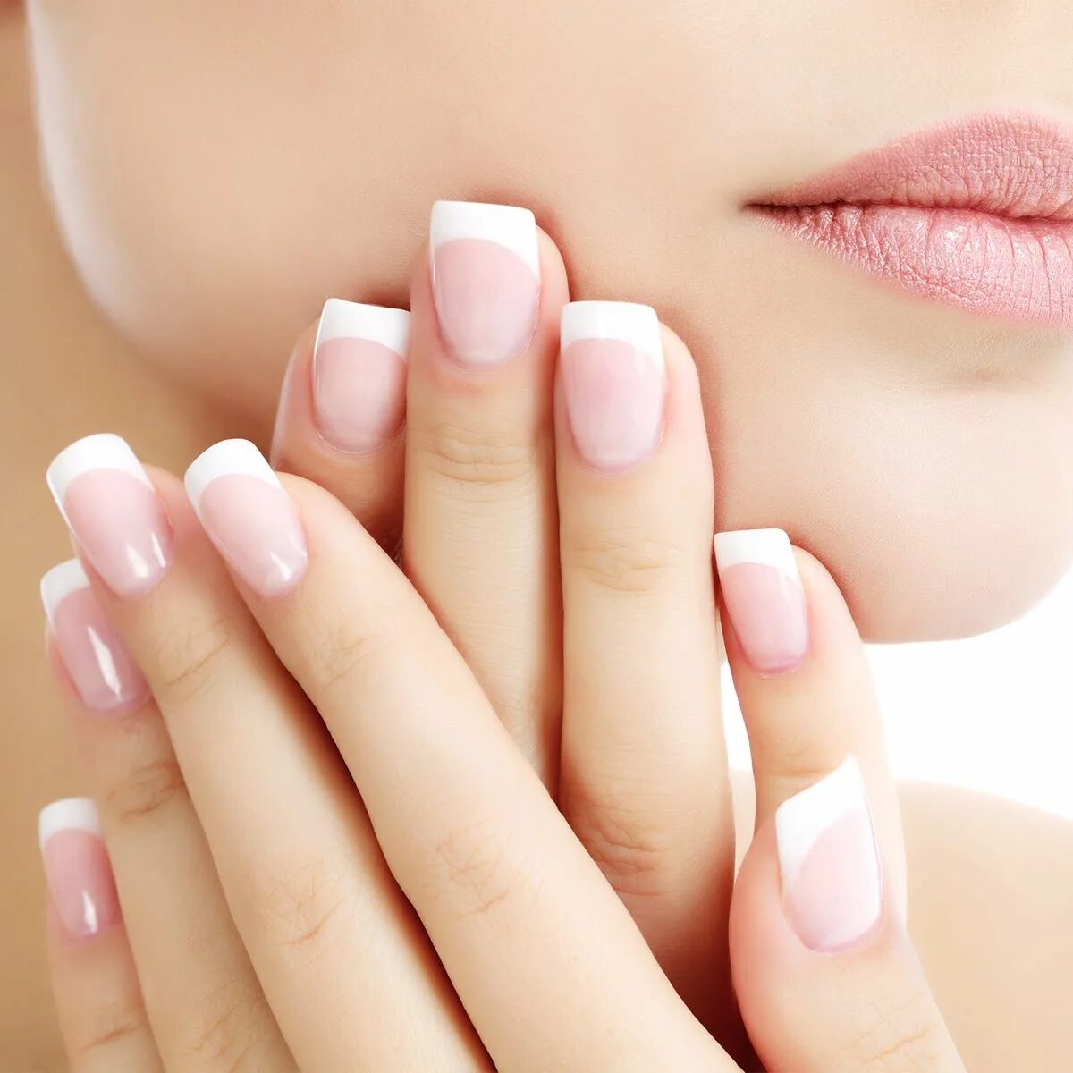 Широкие ногти. Аккуратные ухоженные ногти. Короткая ногтевая поасти. Ухоженные ногти. Короткие ногти у девушки.