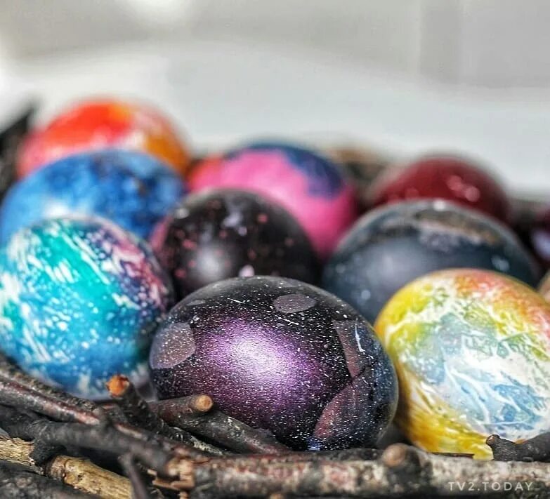 Разноцветные яйца на пасху. Пасхальные яйца космос. Крашеные яйца. Крашеные яйца космос. Окрашивание яиц на Пасху космос.