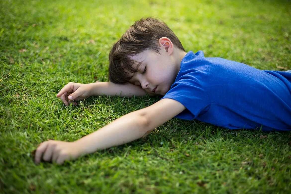 Спящий мальчик на траве. Мальчики спят на ьрава. Спящий мальчик на лугу.
