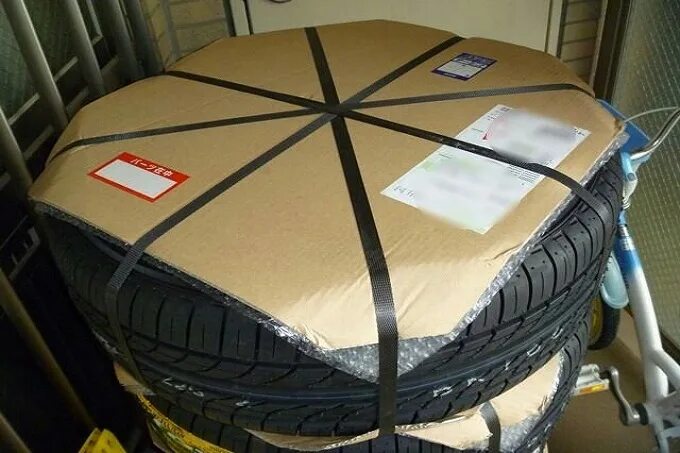 Как отправить колеса в другой город. Упаковка колес. Упакованные колеса для транспортной компании. Упаковка шин для транспортировки. Упаковка колес для отправки транспортной компанией.