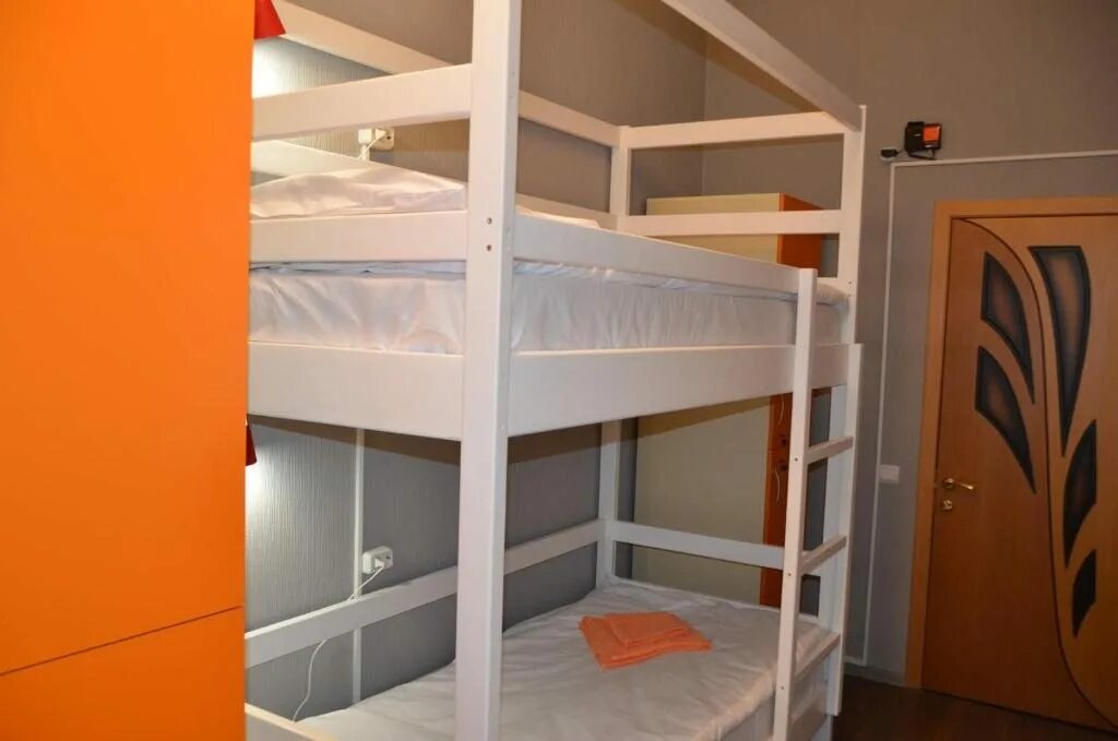 Купить общежитие во владимире. Варианты двухъярусных кроватей для хостела. Кровать общежитии белые. Хостел на двоих в Абакане.