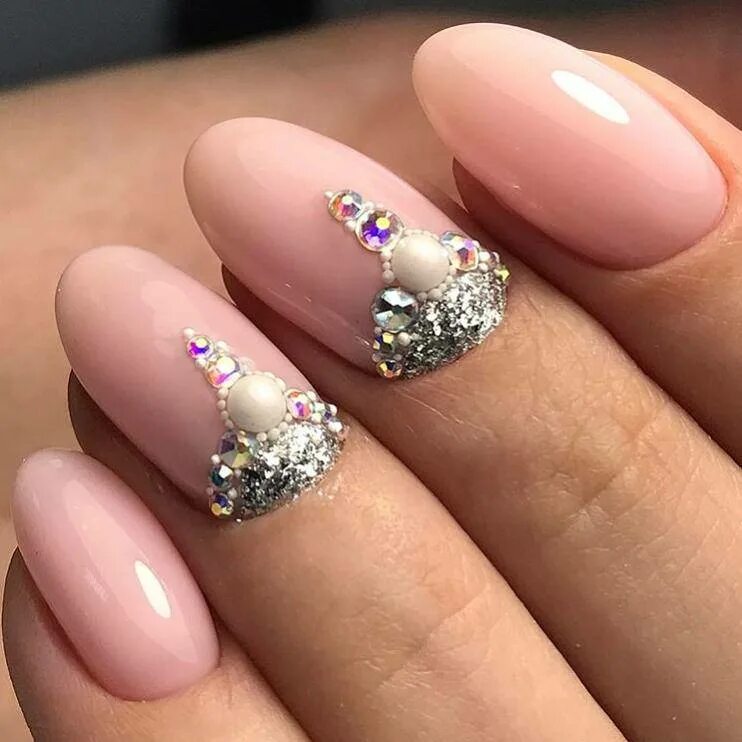 Ногти с камушками. Ногти с камнями. Красивые ногти с камушками. Стразы на ногах. Френч со стразами.