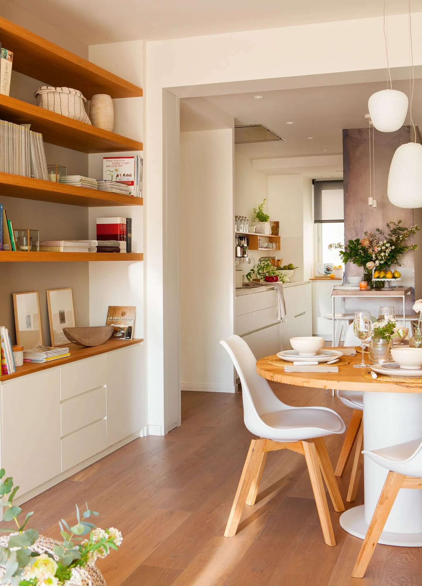 Кухня-столовая в частном доме. Кухня с панорамным балконом. Выход из комнаты в кухню. Выход из комнаты в кухню. Выход из комнаты в кухню.