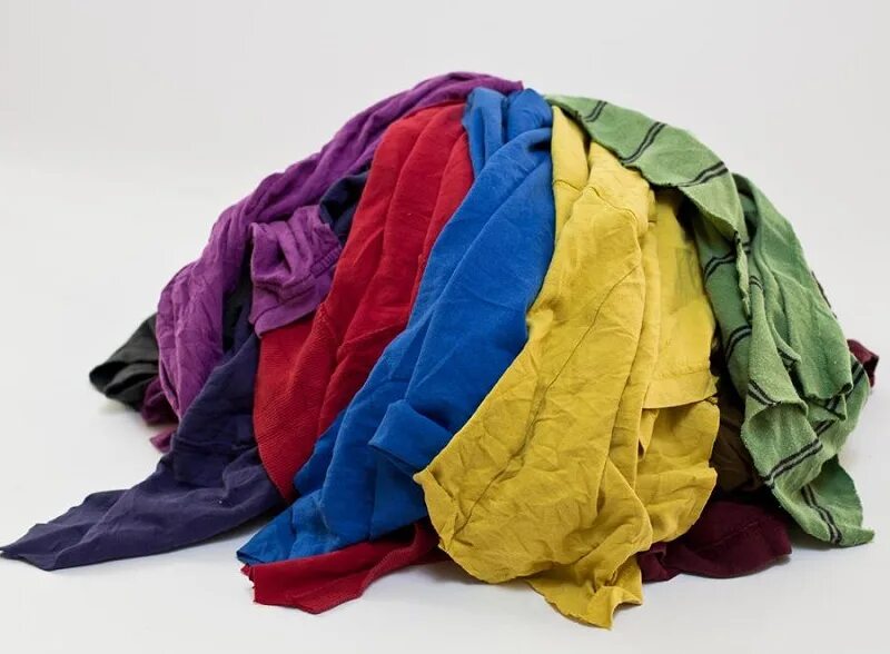 Ветошь тряпка. Одежда тряпки. Корзина с вещами. Фон тряпка. Скомканное полотенце.