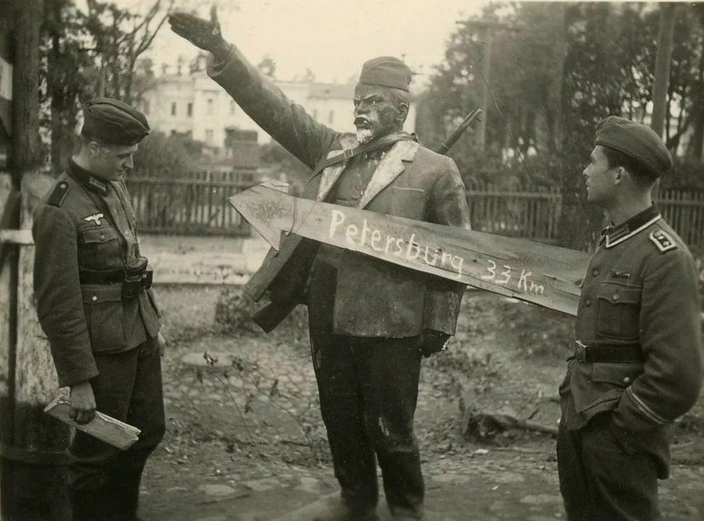 Гатчина. Оккупация 1941-1944. Гатчина 1944 освобождение. Солдат вермахта статуя Сталина. Гатчина оккупация. Немецко фашистскими оккупантами