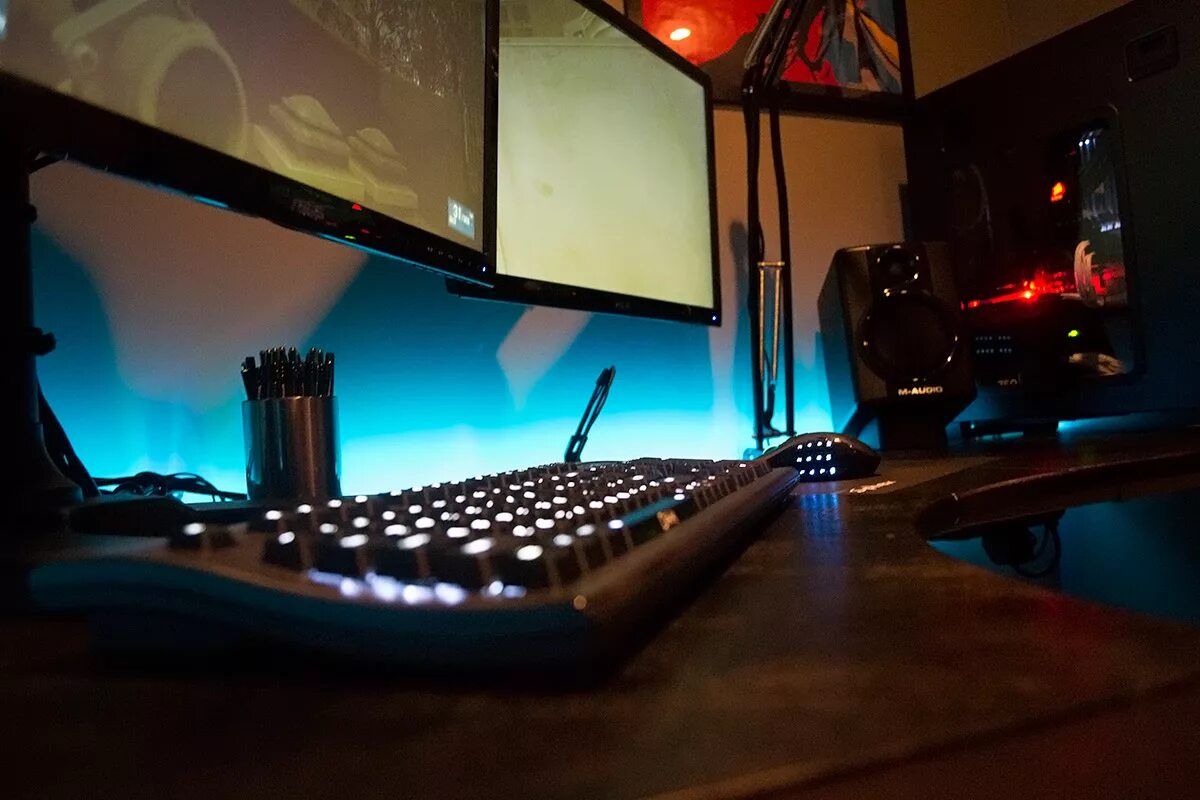 комп в столе. включи рабочий пк. мощный компьютер. включи рабочий пк. компьютерный рабочий стол.