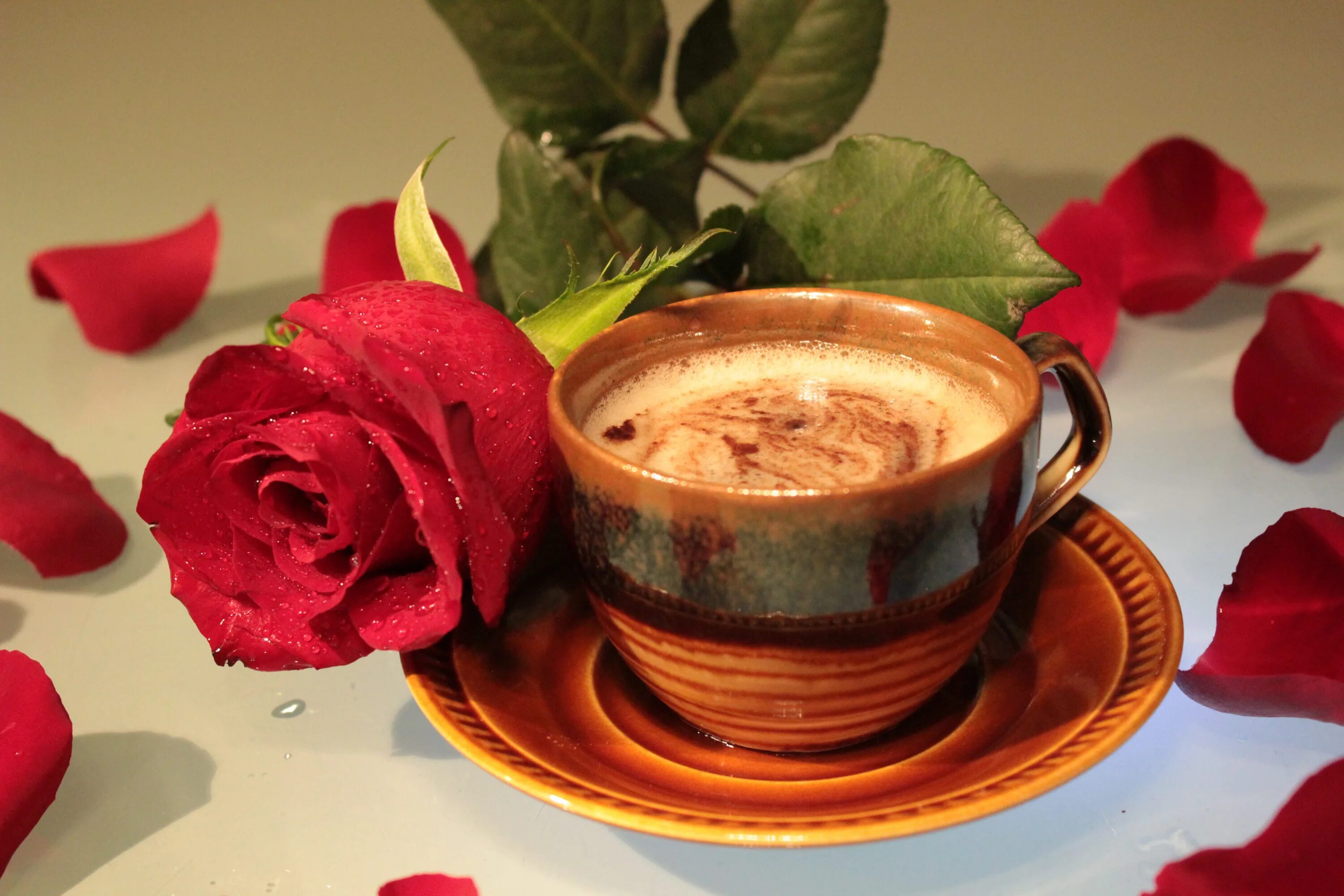 Кофе и хорошее настроение. Доброе утро кофе. Кофе и цветы. Чашечка кофе с розой.
