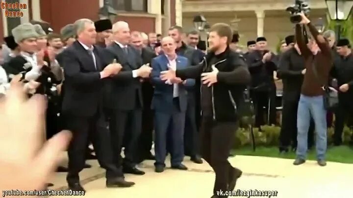 Рамзан кадыров танцует лезгинку. Рамзан кадыров танцует лезгинку. Кадыров. Рамзан кадыров лезгинка. Свадьба племянника кадырова 2021.