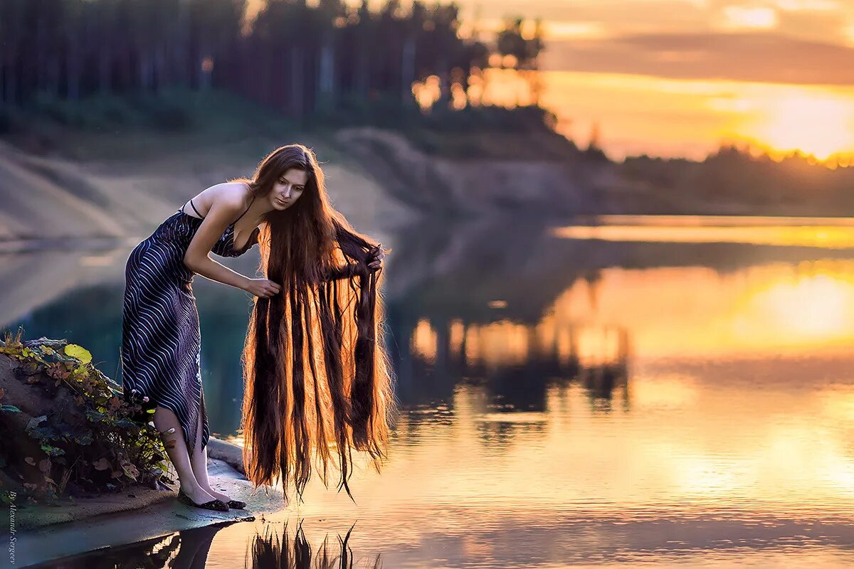 Что значит волосы девушки. Девушка у реки. фотосессия у реки. славянские девушки. женщина с длинными волосами.