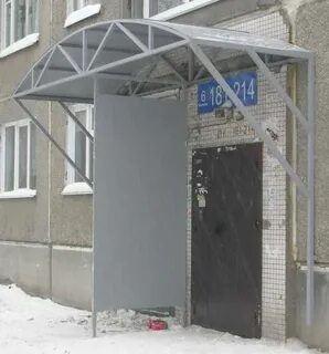 Козырек над входом многоквартирного дома