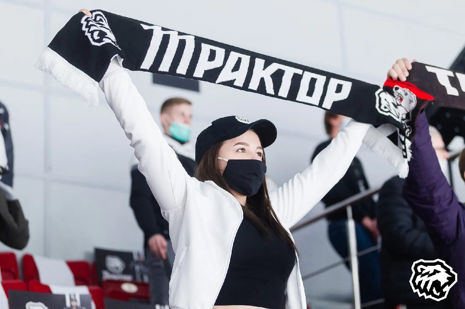 Болельщик хк трактор индеец. Болельщики хк трактор. Клуб болельщиков хоккейного клуба трактор. Болельщики хк трактор. Болельщики трактора.