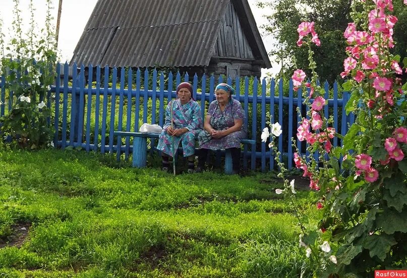 Старики в деревне. Деревенские просттки. Деревенские будни жизнь в деревне. Жизнь в деревне видео на ютубе. Лето в деревне.