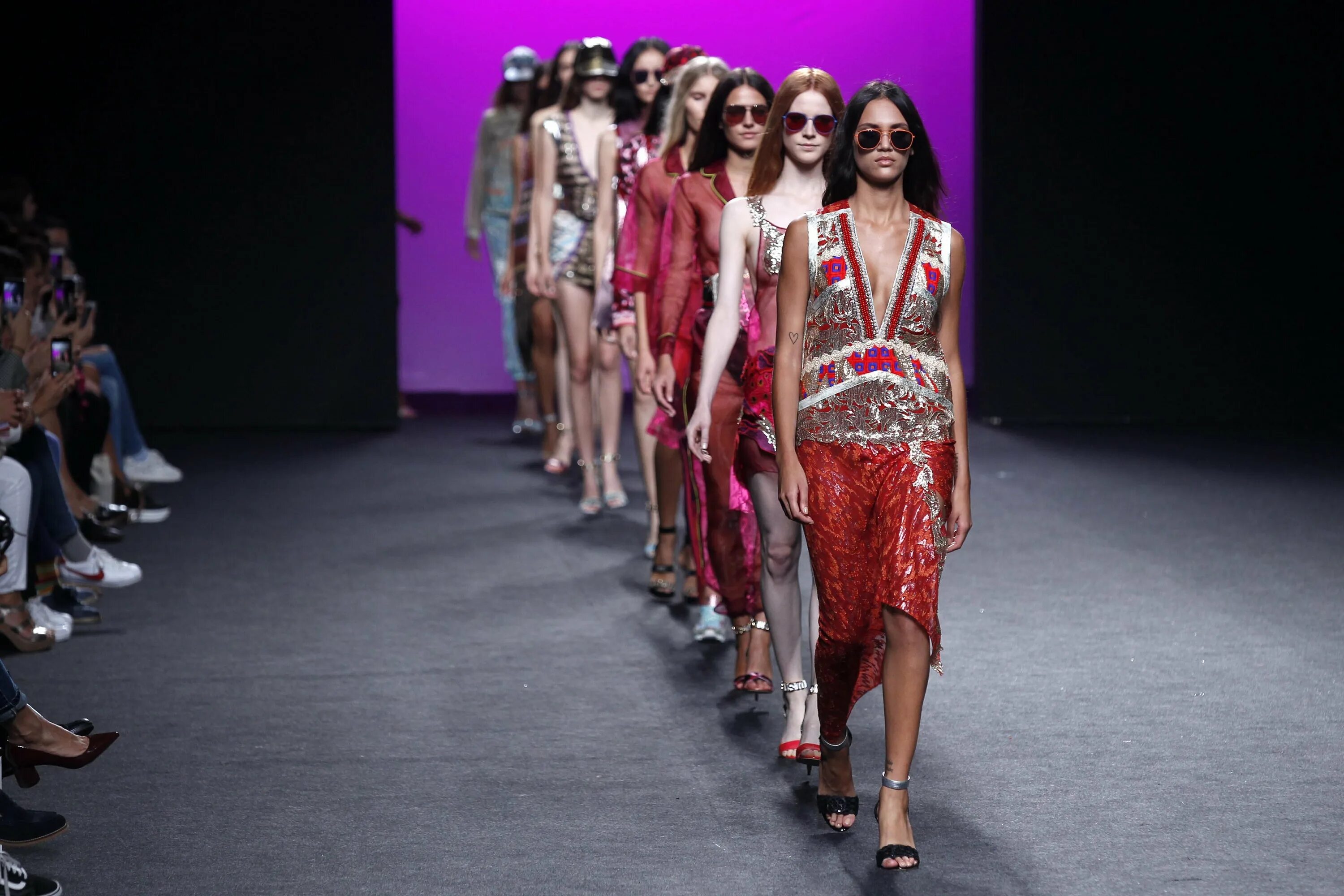 Показ мод краснодар. Подиум для показа мод. Коллекции джона гальяно 2018. Saint laurent модные показы. Maison margiela haute couture.
