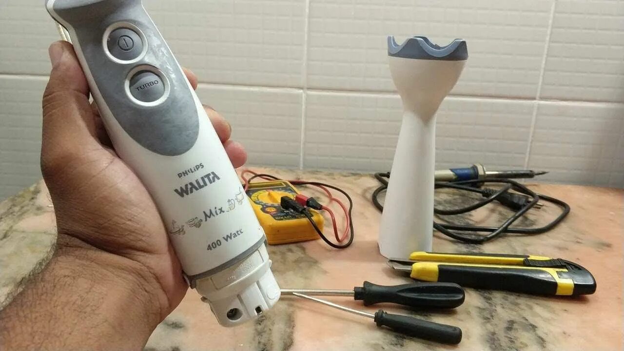 блендер погружной с металлической чашей. блендер с венчиком для взбивания. блендер бош 750вт. поломанный блендер. гарантийный ремонт блендеров.