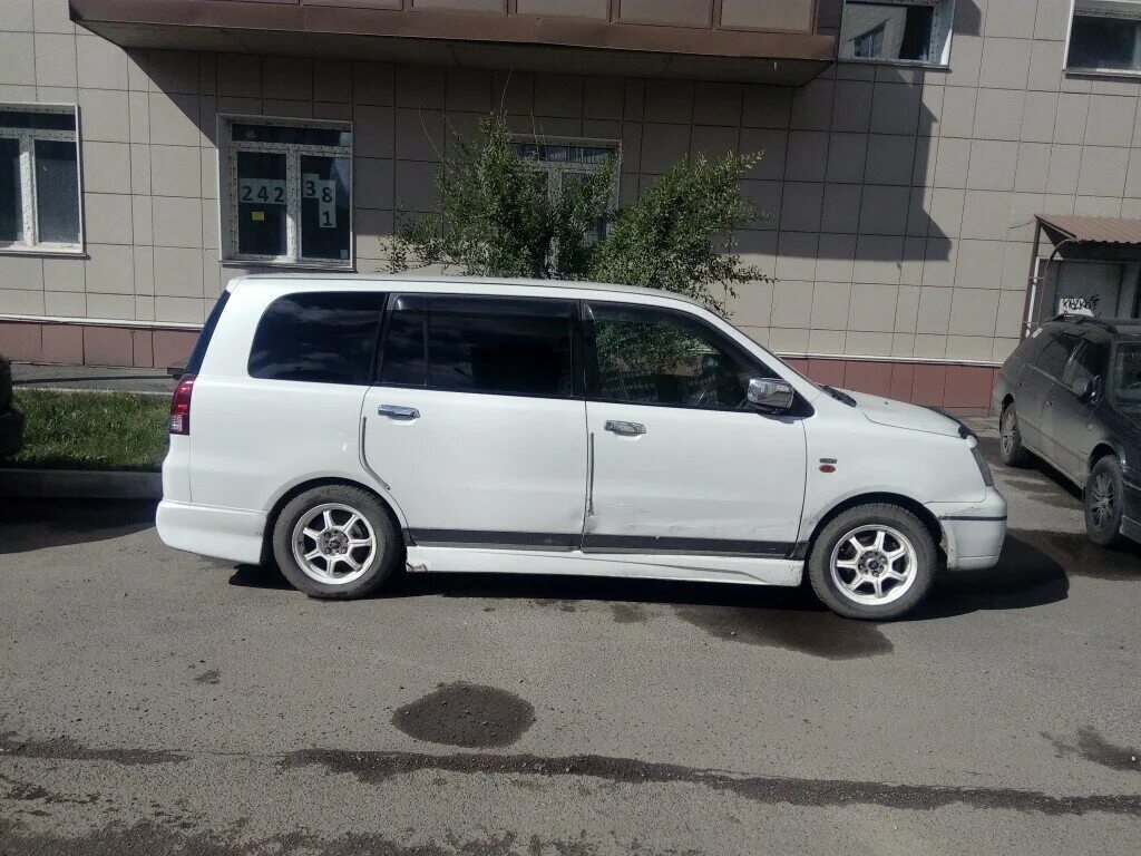 Купить митсубиси дион. Митсубиси Дион 2000. Mitsubishi Dion r18. Митсубиси Дион 2000 на 16 колёсах. Mitsubishi Dion белый.