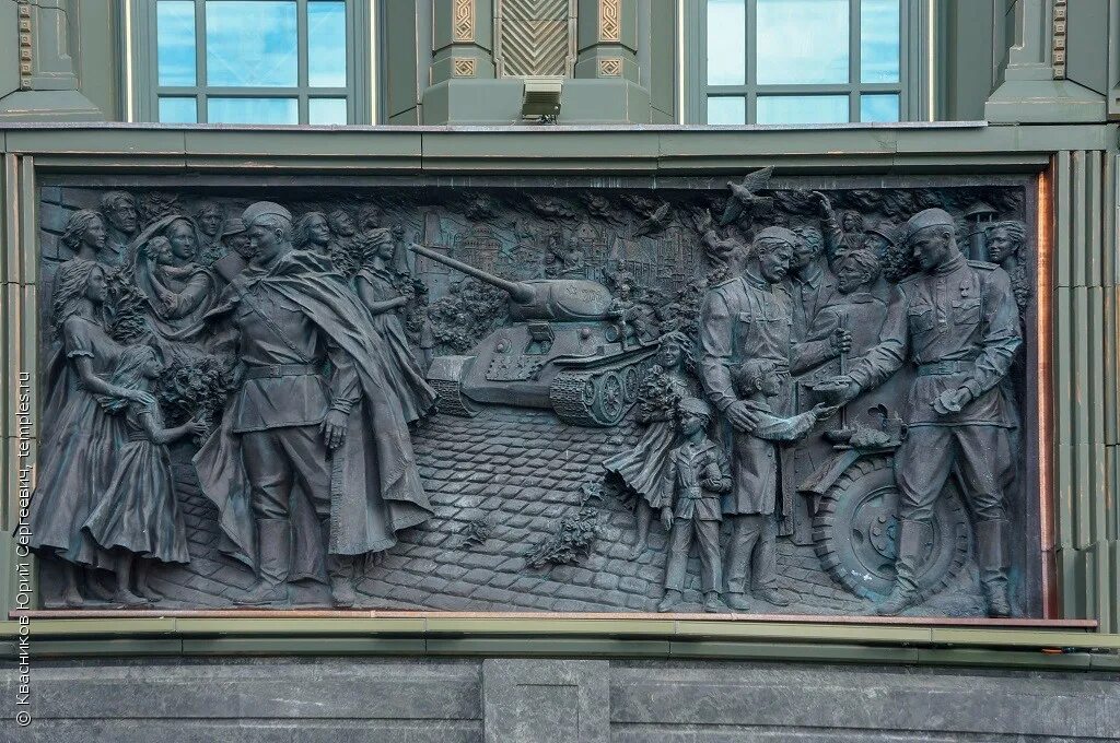 Барельеф вучетича в павильоне вднх. Где находится горельеф парад победы в москве. Горельеф советскому народу знаменосцу мира слава. Монумент победы в минске горельеф годы. Горельеф скульптура вучетича на вднх.