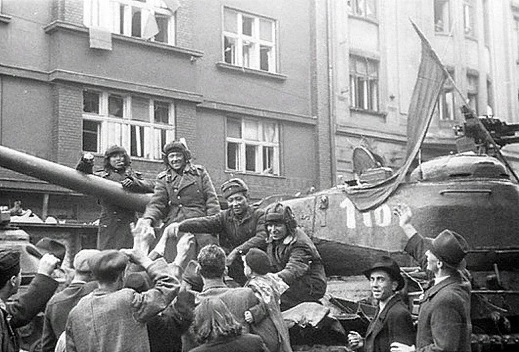 Освобождение Братиславы советскими войсками. 1945. Штурм Братиславы 1945. Пражская наступательная операция 1945. 4 Апреля 1945 года освобождение Братиславы.