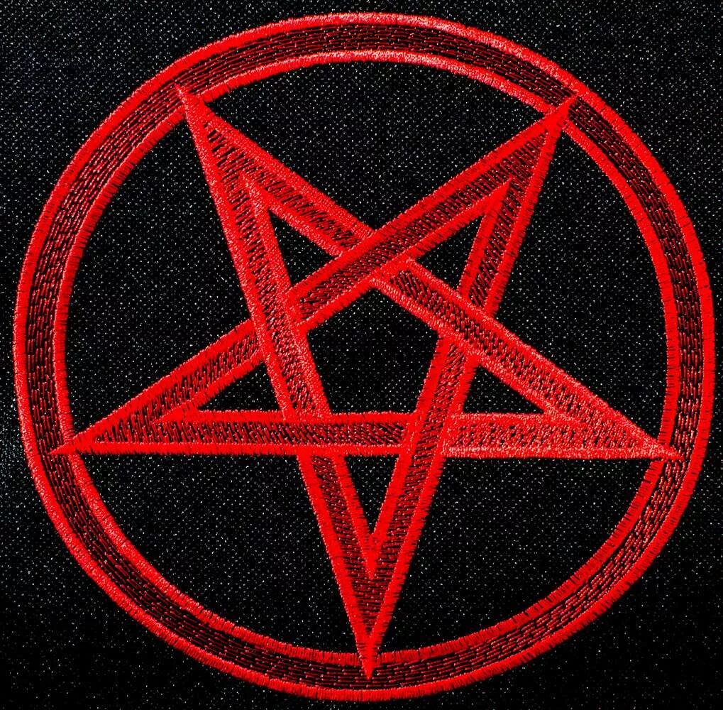 Звезда пентаклей. Пентаграмма дьявола со знаками. Символ сатаны звезда пятиконечная звезда. Пятиконечная звезда сатанинский символ. Сатанинская звезда пентаграмма.