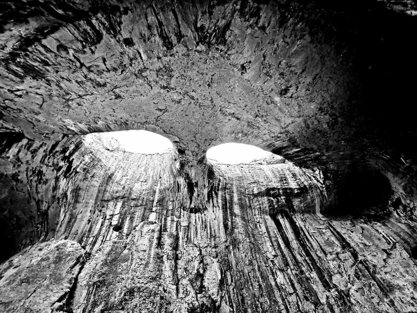 Глаз бога рабочая ссылка. Пещера Проходна - глаза Бога,. Пещера глаза Бога в Болгарии. Пещера проходная Болгария глаза Бога. Пкщерапроходна Болгария глаза Бога.
