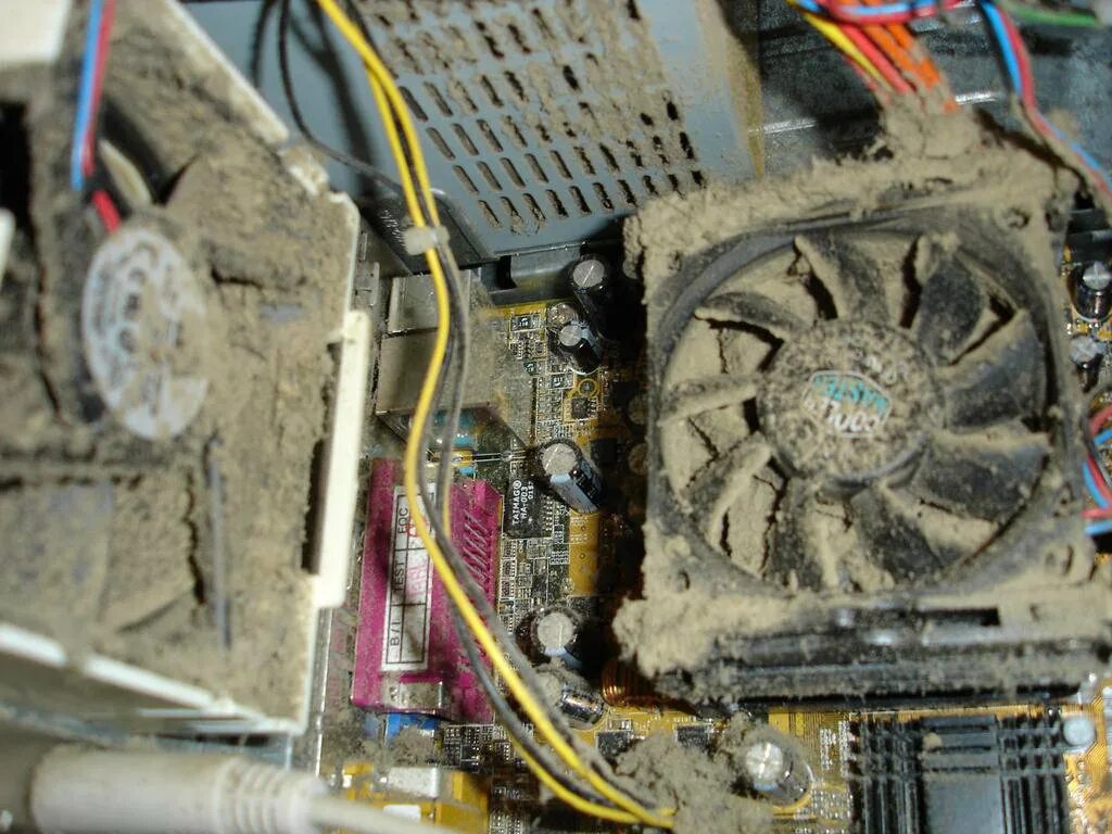 Сильно греется плата. Кулер Залман 9700 в системнике. Чистка компьютера от пыли. Пыльный кулер. Пыль в системном блоке.