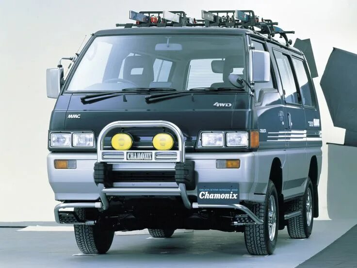 Mitsubishi delica star wagon. Mitsubishi delica 3 поколение. Митсубиси делика 4 поколения. Митсубиси делика 4х4. Mitsubishi l300 4wd.