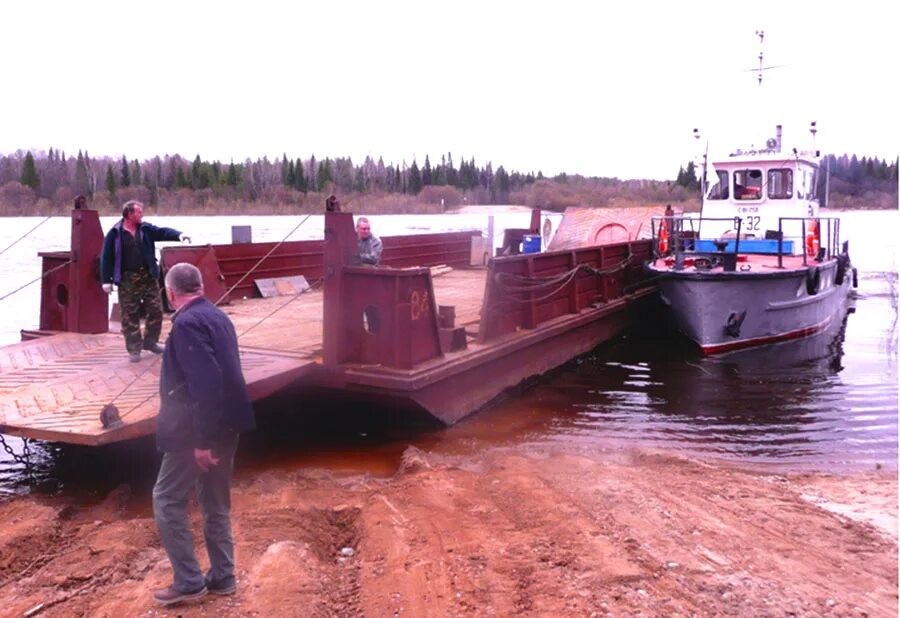 Уровень воды в гайнах на сегодня. Баркас паромная переправа. Гайны переправа. Паромная переправа в Гайнах. Паровая баржа.