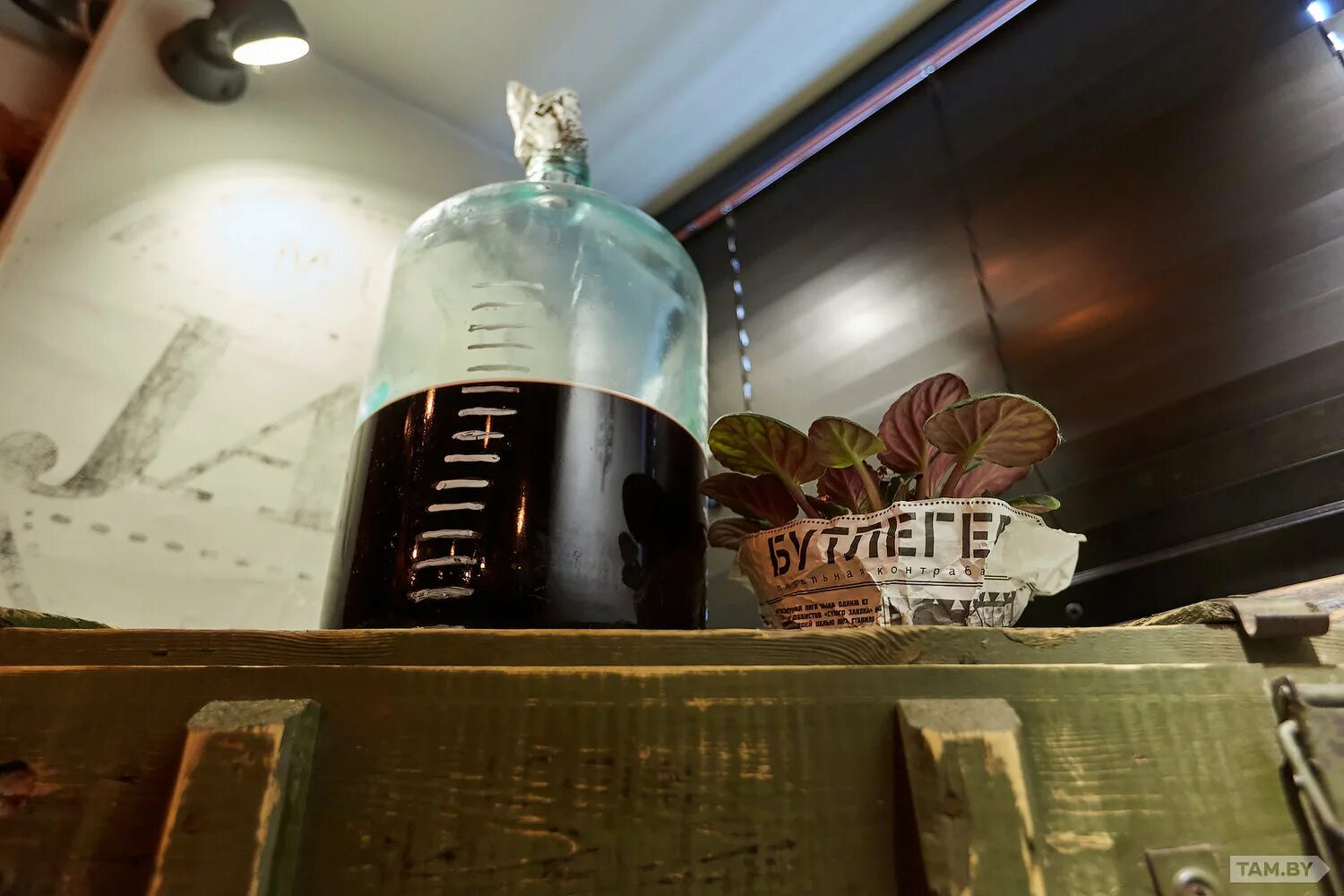 Бутлегерство в сша в 1920-е. Бутлегеры в сша. Бутлегер по своей сути 13 букв. Бутлегер по своей сути 13 букв. Бутлегер рисунок.