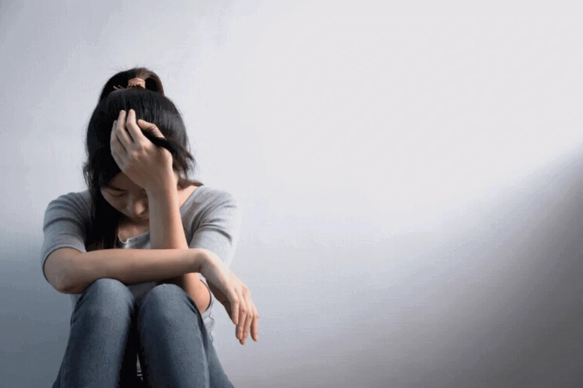 Депрессия картинки. Депрессивная депрессия. Человек в депрессии. Девушка в депрессии. Девушка в депрессии.