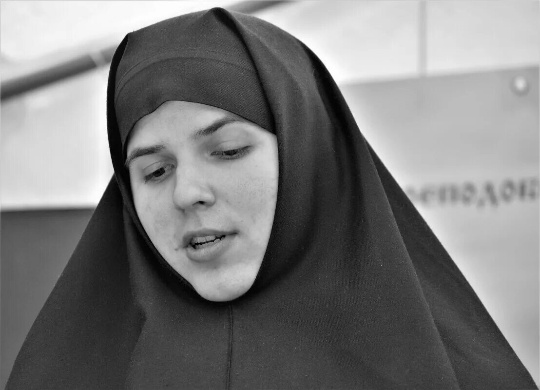 монахиня в церкви. молодые послушницы дивеевского монастыря. джессика риззо монахиня. крестный ход монашки. одри хепберн история монахини.