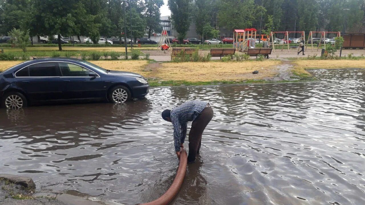 Ливневки. Потоп в Нижнем Новгороде ливневка. Ливневки на участке. Ливень 70%.