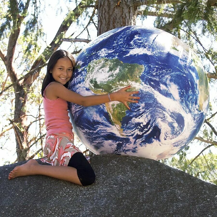Главное мир на планете. Планета земля. Гигантская земля Планета. Земля - Планета людей. Гигантская девочка.