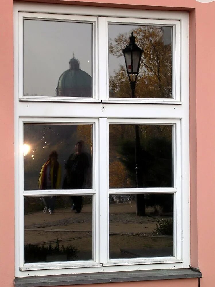 Отражение в окне. Отражение города в окне. Отражающие окна. Отражается в окнах.