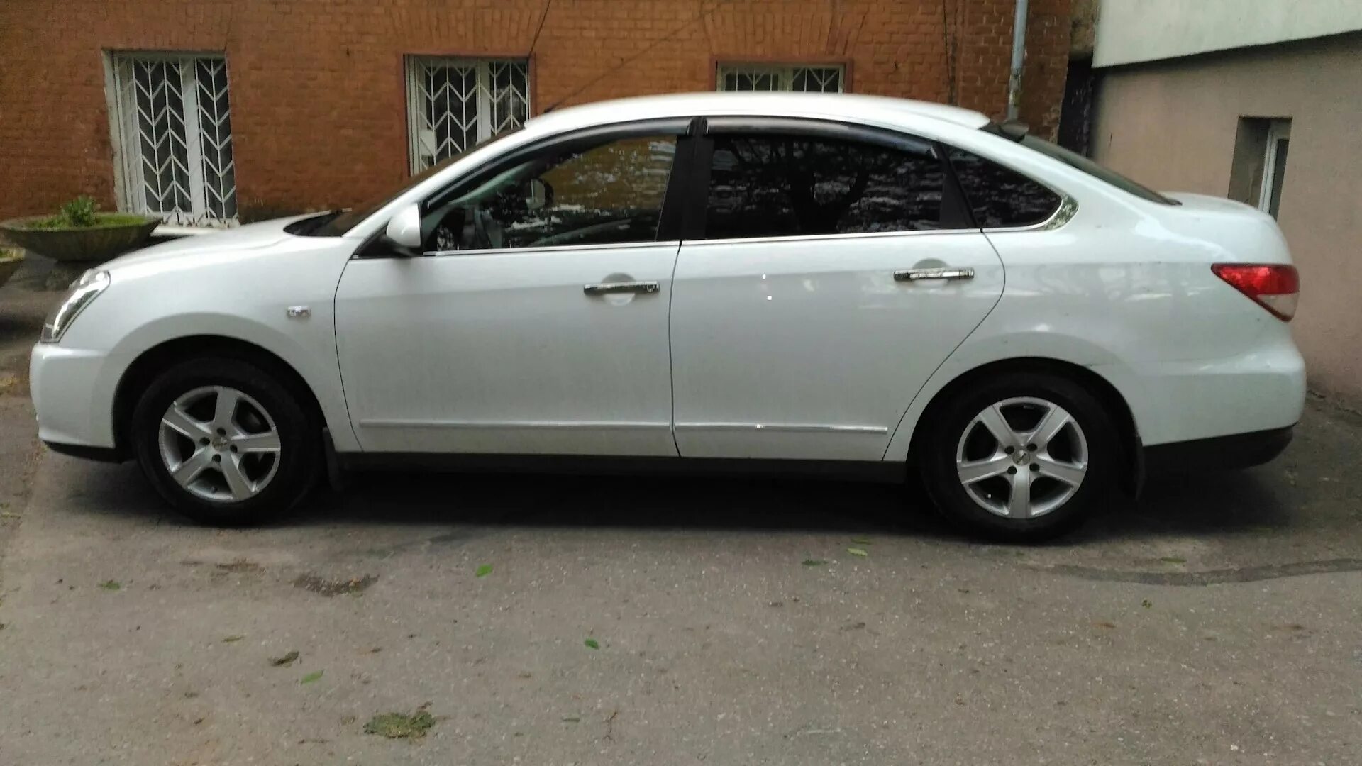 Almera g15 185.65.15. Nissan Almera g15 диски. Ниссан Альмера g15 195/65 r15. Ниссан Альмера на колесах 205/65 r15.