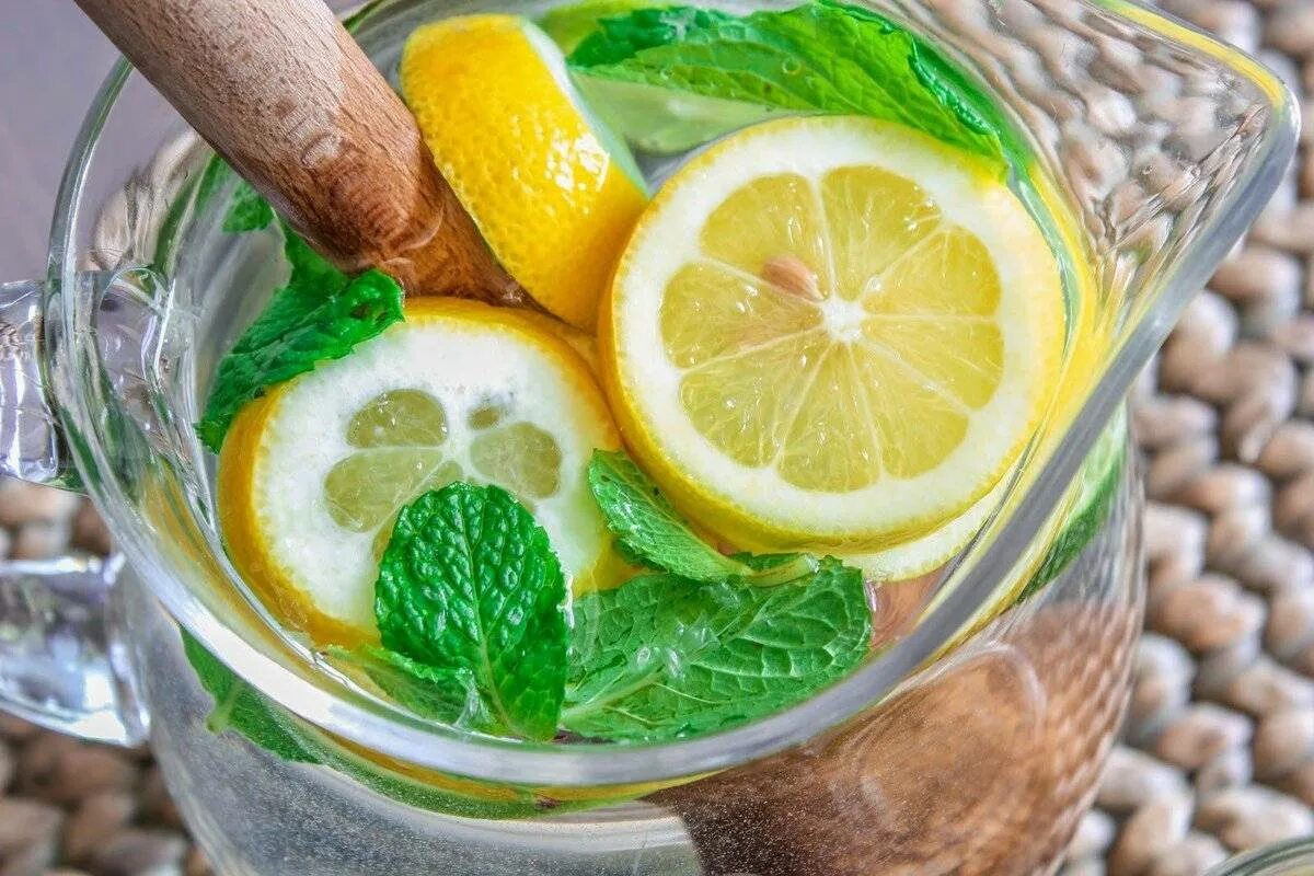 Можно пить воду с лимоном натощак. Вода Сасси. Вода с лимоном. Лимонный напиток для похудения. Стакан воды с лимоном.