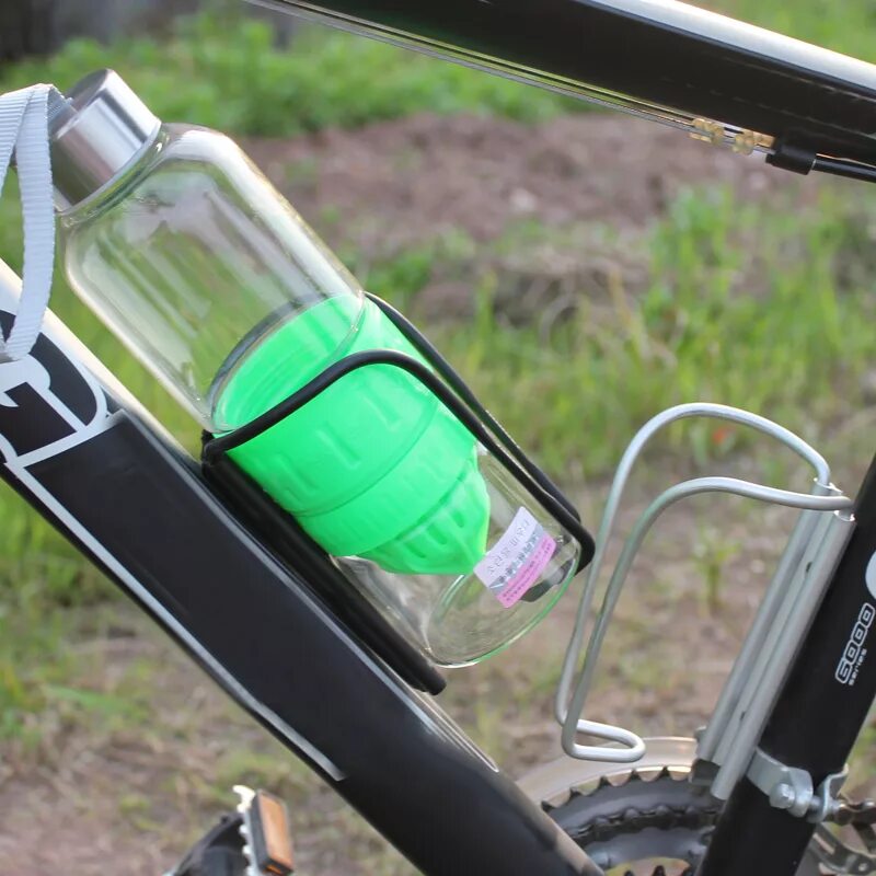 Держатель для бутылки на велосипед. Крепеж под бутылку для велосипеда. Подстаканник для бутылки на велосипед. Бутылка для воды на велосипед.