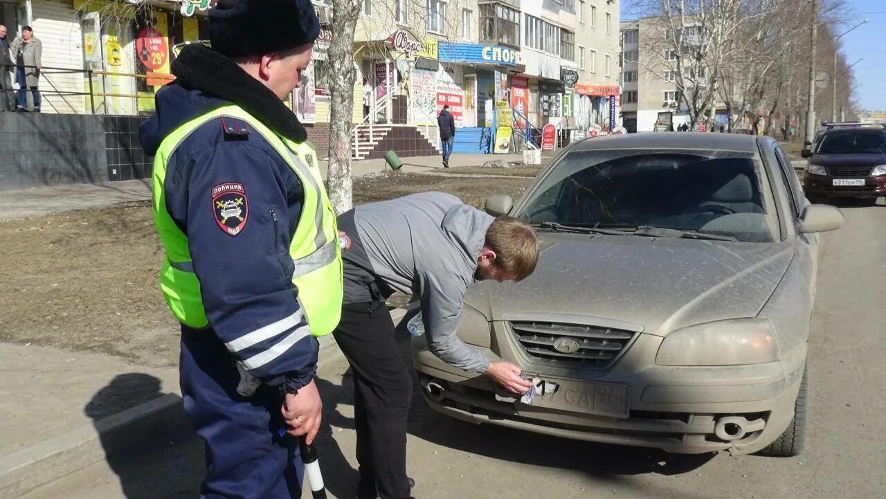 Езды без штрафов гибдд. Грязный автомобильный номер. Грязные номера штраф. Штраф за нечитаемые номера. Сотрудник ГИБДД.