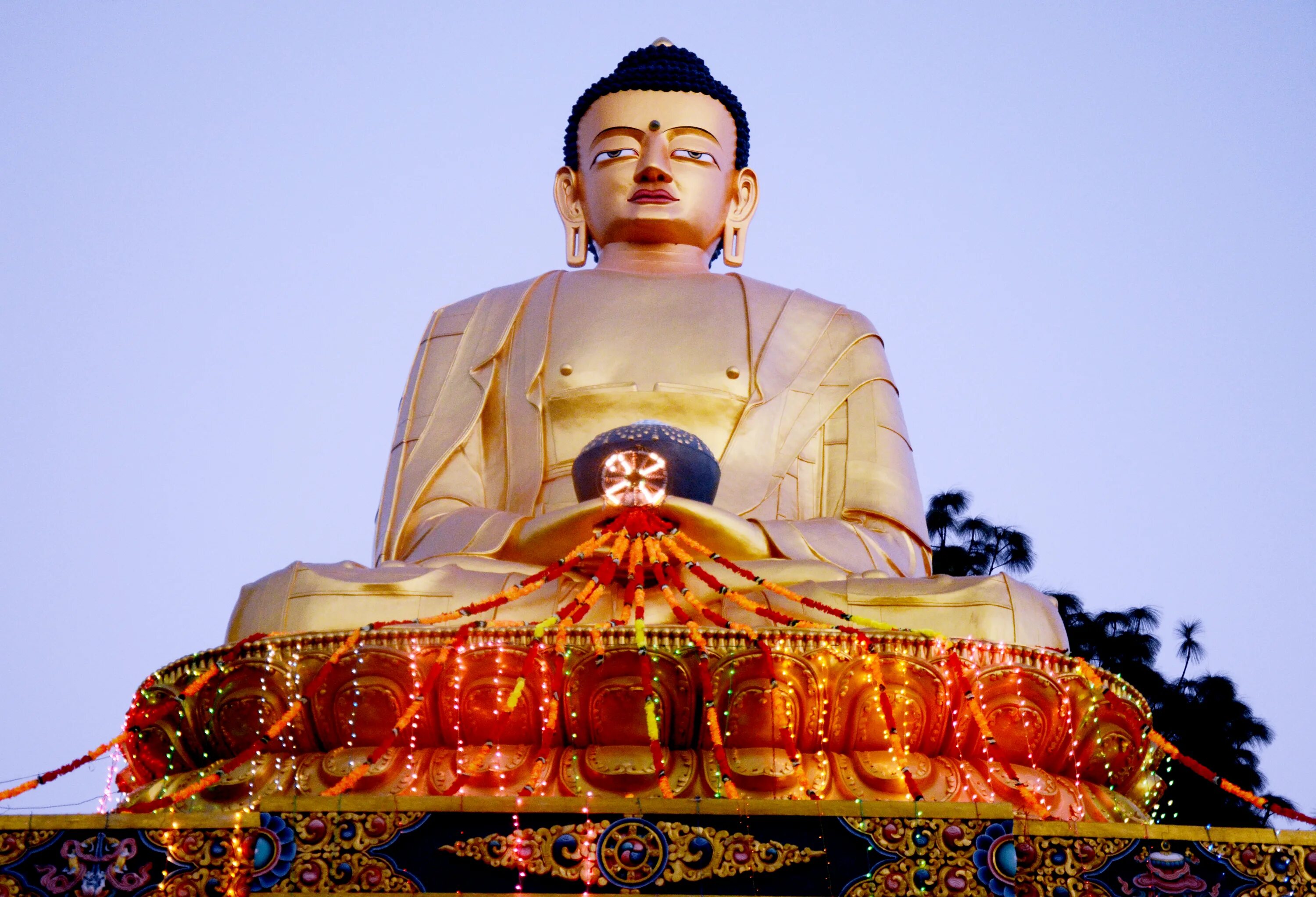 Тест будды. Весак в Катманду. Будда смеющийся. День рождения Будды Шакьямуни. Будда Шакьямуни фото.