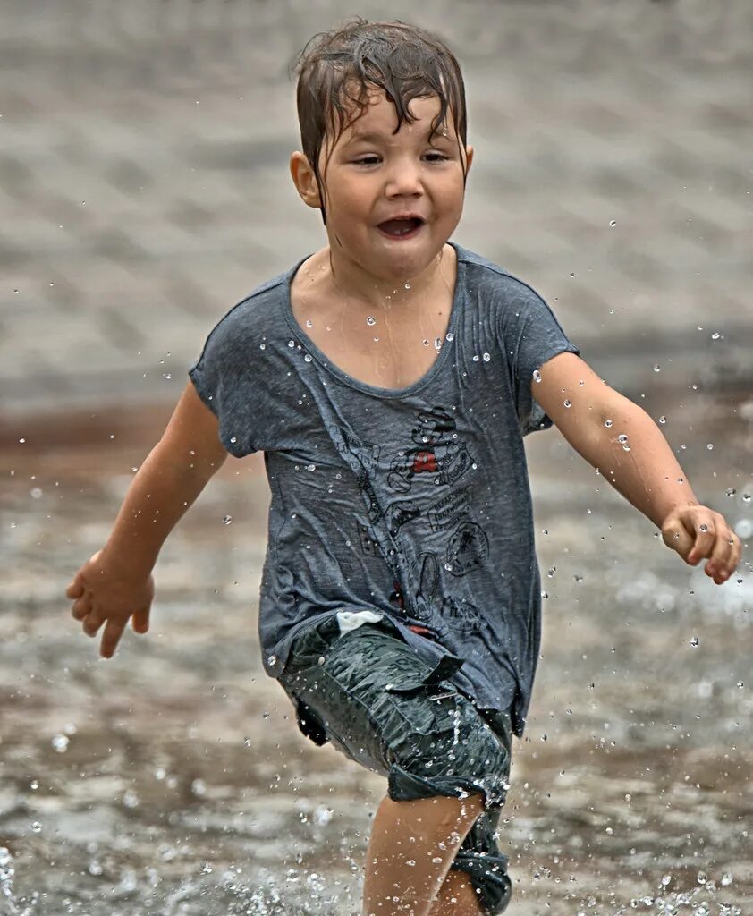 Промокший мальчик. Мокрый школьник. Wet boy clothes. Детский wetting.