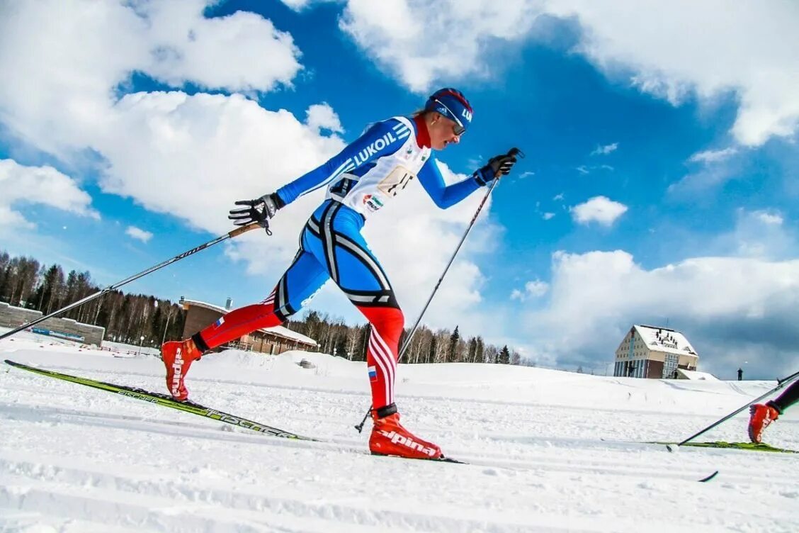 Впереди нас ехали спортсмены лыжники. Лыжные гонки. Лыжник. Лыжи спорт. Спортсмен лыжник.