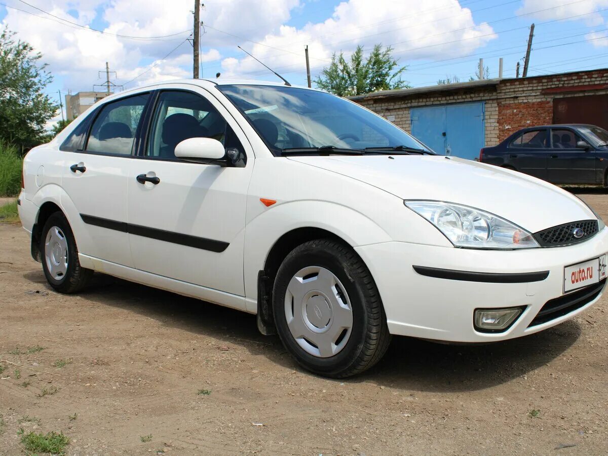 Форд фокус 2004 купить. Ford Focus 2004. Форд фокус 2004 1.8 1 Рестайлинг. Форд фокус 2004 год седан характеристики. Форд фокус 2004 с двумя защелками на капоте.