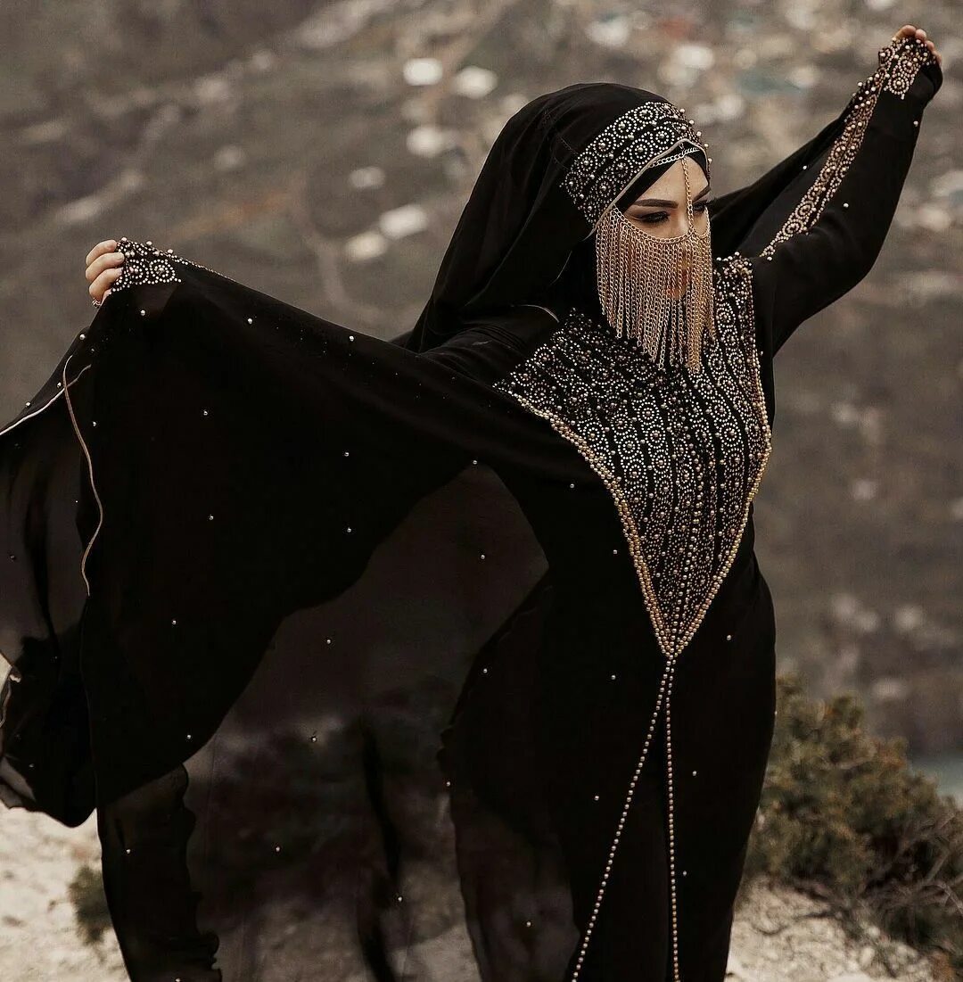 Красивый нашид. Арабаи Ренжди. Арабская женщина в пустыне. Девушка в хиджабе в пустыне. Арабка в пустыне.