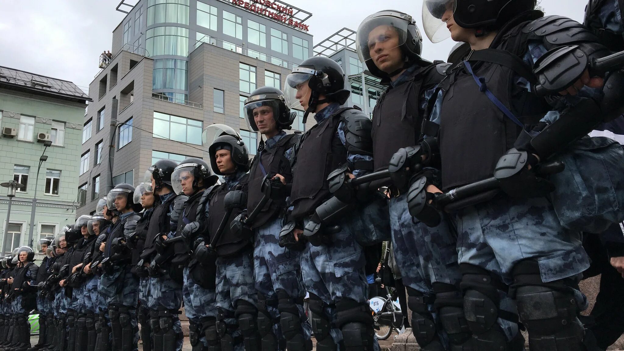 Росгвардия на митинге в Москве. Толпа полицейских. Омон возле крокус сити