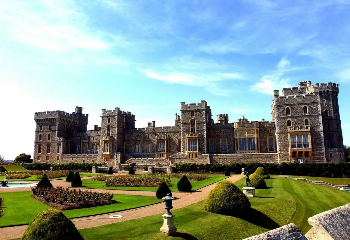 Дворец британии. Windsor Castle (замок в Виндзоре). Виндзорский замок – резиденция королевы Великобритании.. Внутри Виндзорский замок (Windsor Castle), Виндзор, Великобритания. Королева Великобритании в Виндзорском замке.